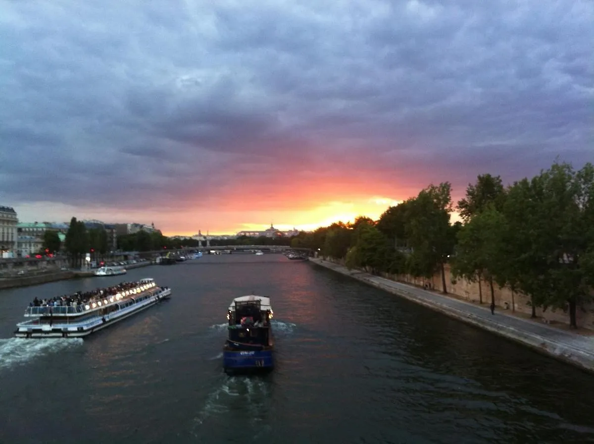 Lovely Apartment In Heart Of Paris 10 Min Walk To Louvre France